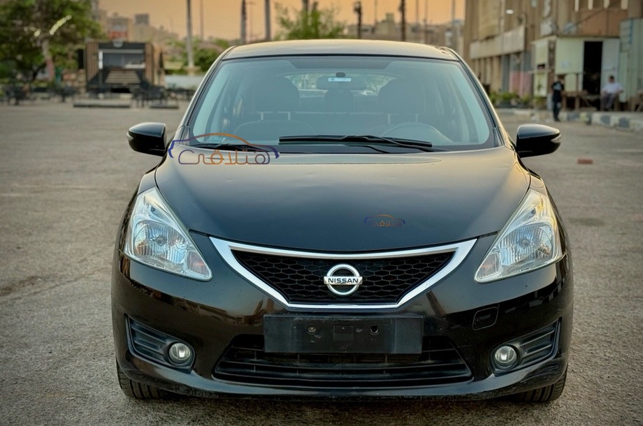 Tiida Nissan أسود