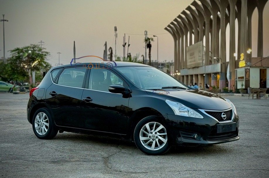 Tiida Nissan أسود