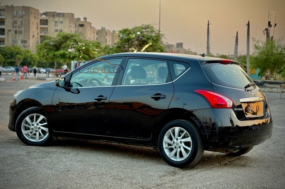 Tiida Nissan أسود