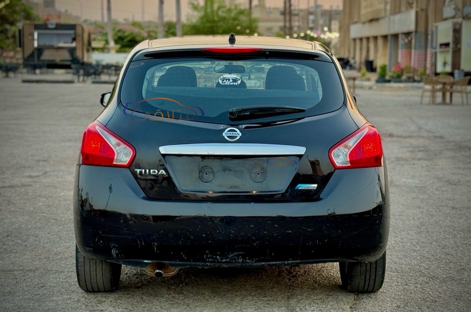 Tiida Nissan أسود