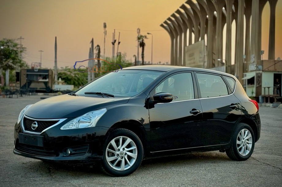 Tiida Nissan أسود