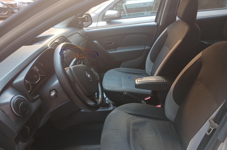 Logan Renault فضي