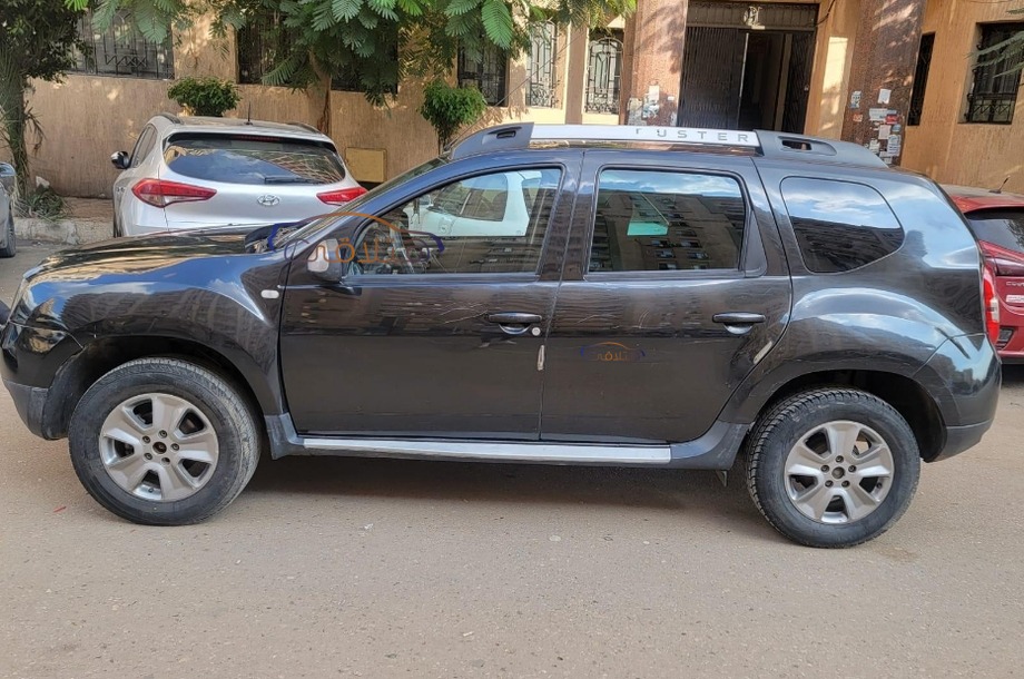 Duster Renault أسود