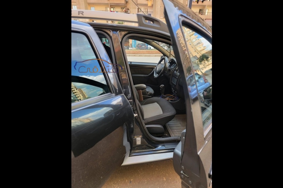 Duster Renault أسود