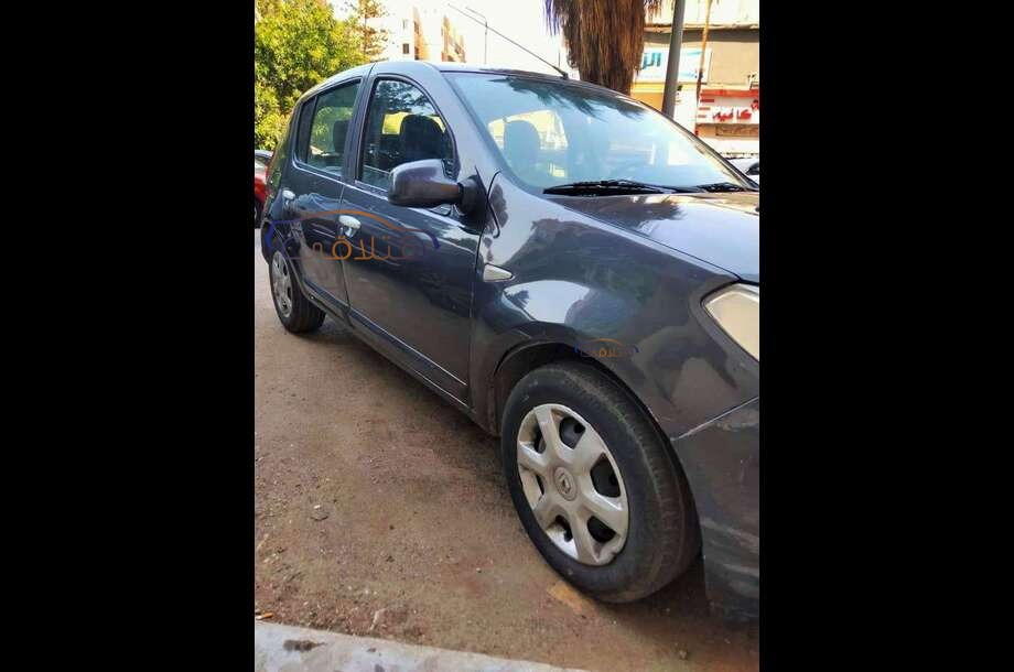 Sandero Renault رمادي