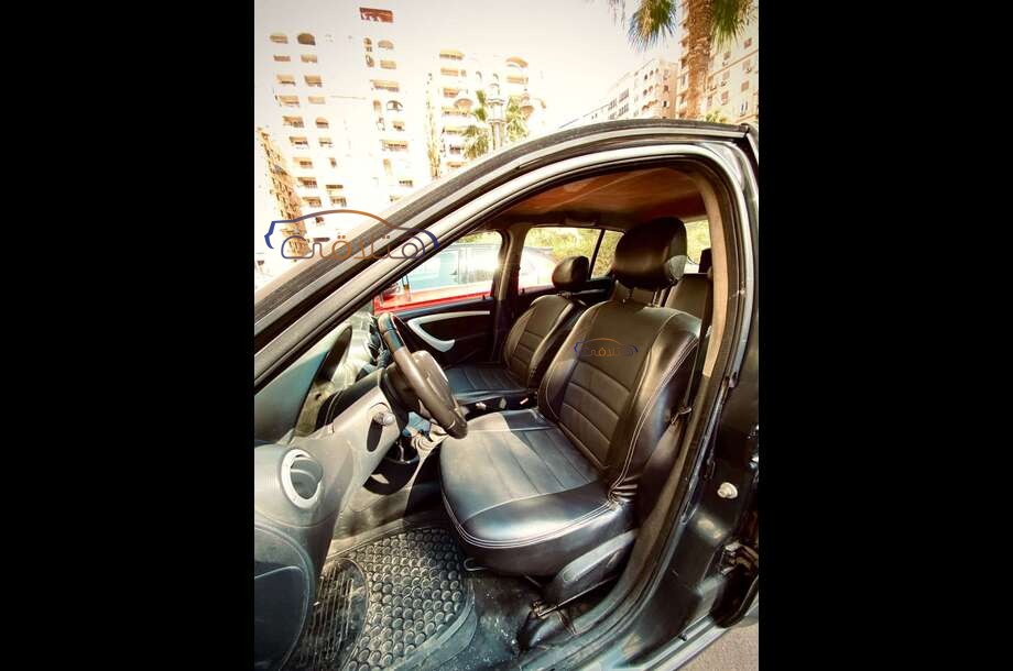 Sandero Renault رمادي