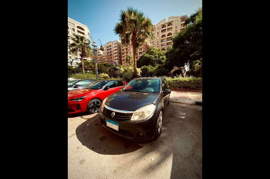 Sandero Renault رمادي