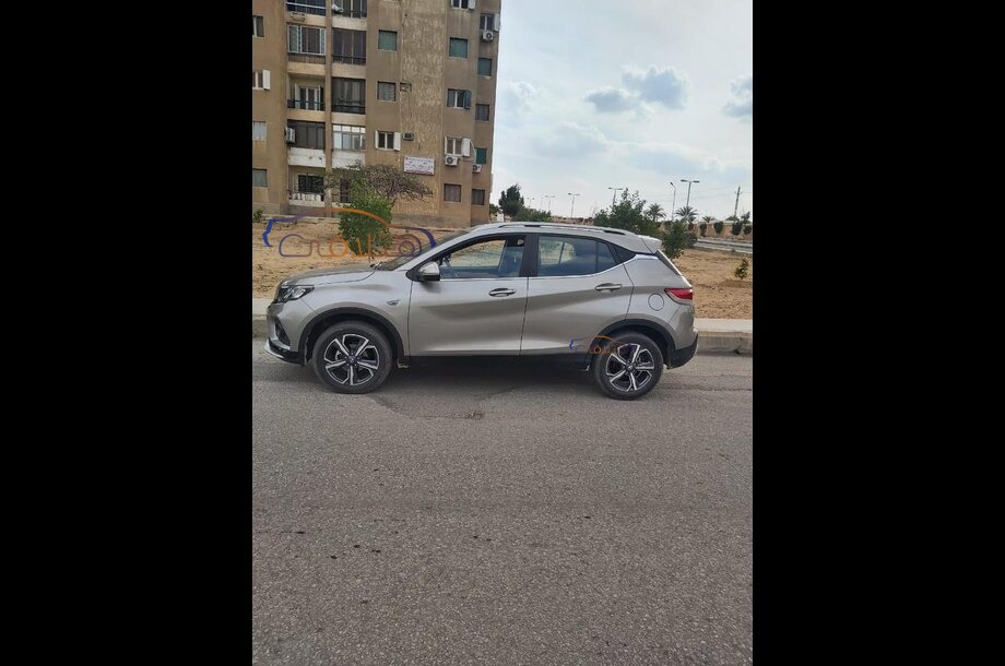 DX3 Soueast ذهبي