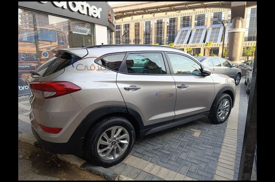 Tucson Hyundai ذهبي