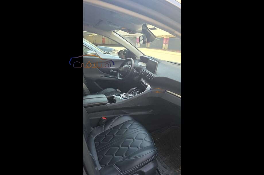 5008 Peugeot Dark grey