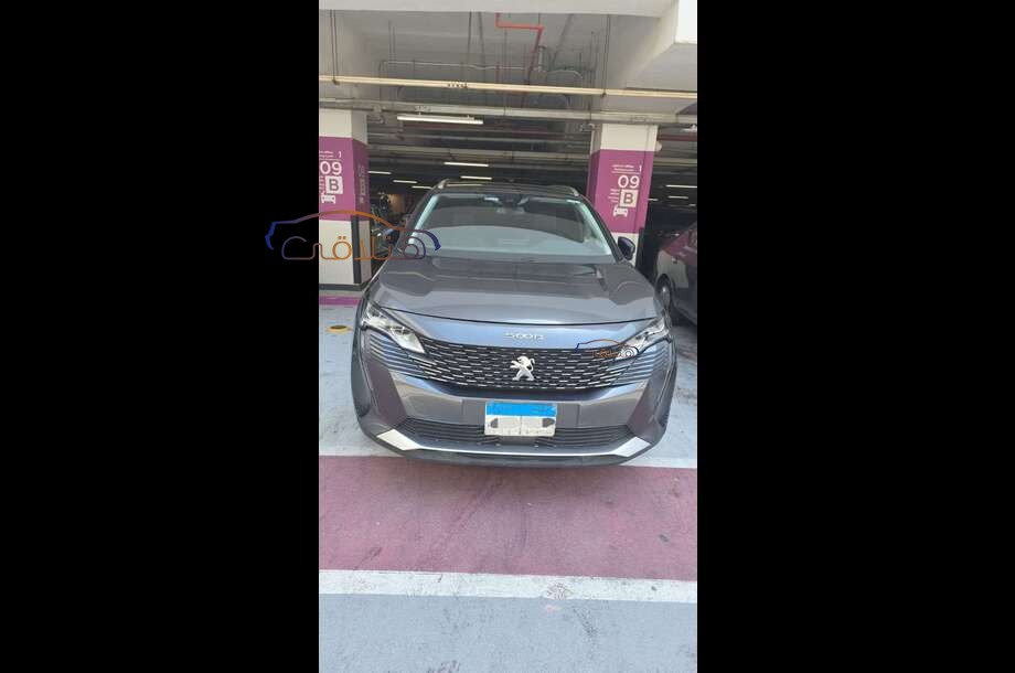 5008 Peugeot Dark grey