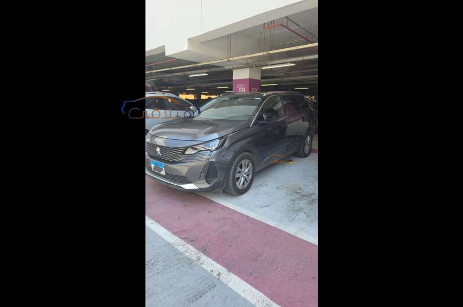 5008 Peugeot Dark grey