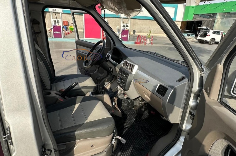 N300 Chevrolet فضي