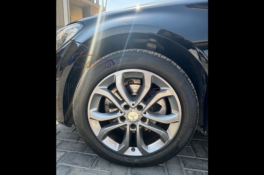 C 180 Mercedes أسود