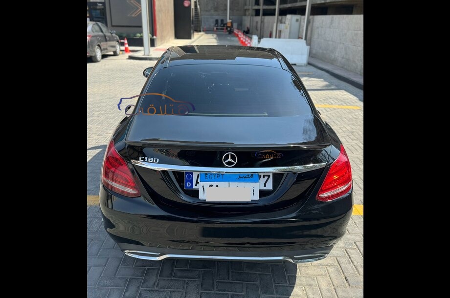 C 180 Mercedes أسود