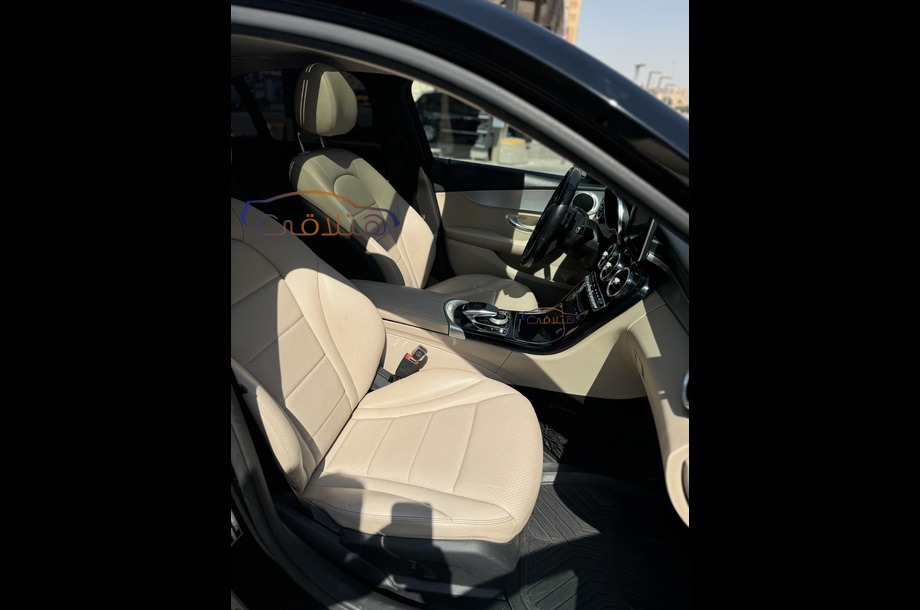 C 180 Mercedes أسود