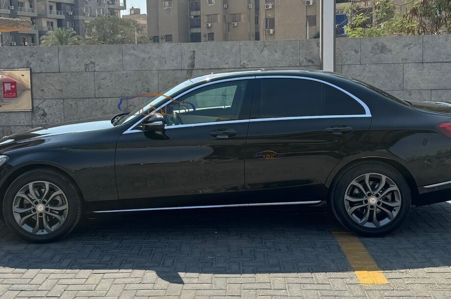 C 180 Mercedes أسود