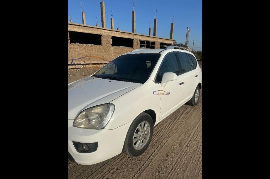 Carens Kia أبيض