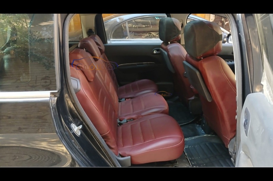 5008 Peugeot أسود