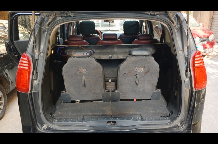 5008 Peugeot أسود