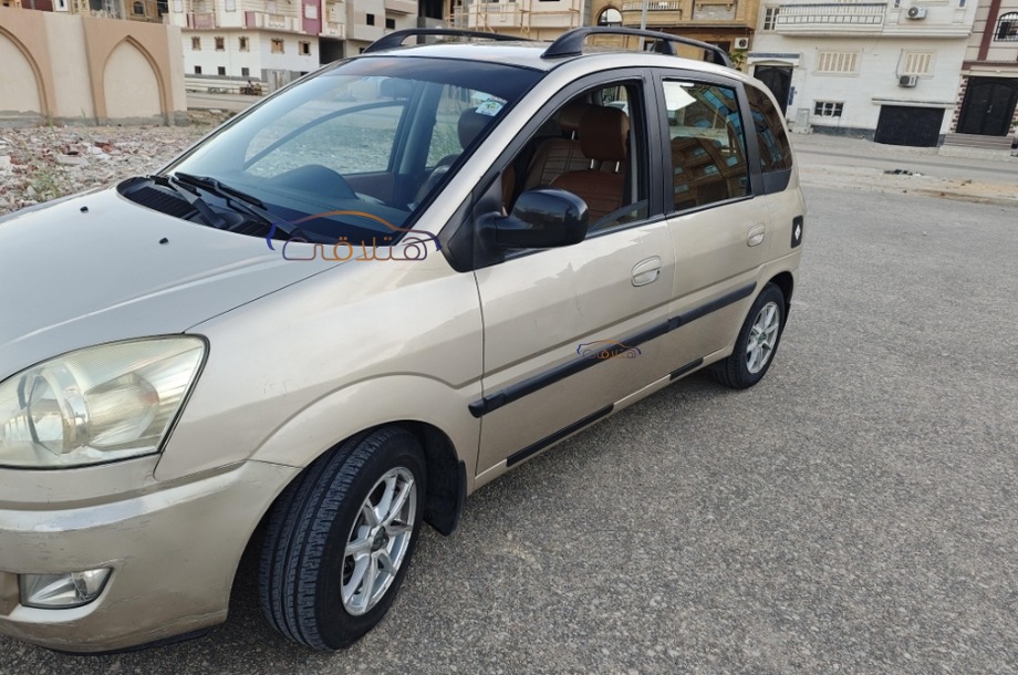 Matrix Hyundai ذهبي