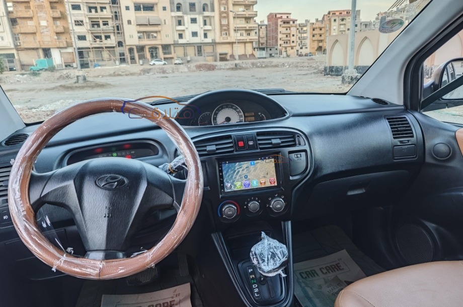 Matrix Hyundai ذهبي