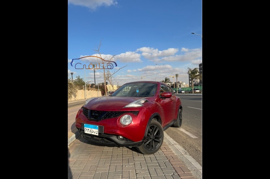 Juke Nissan احمر غامق