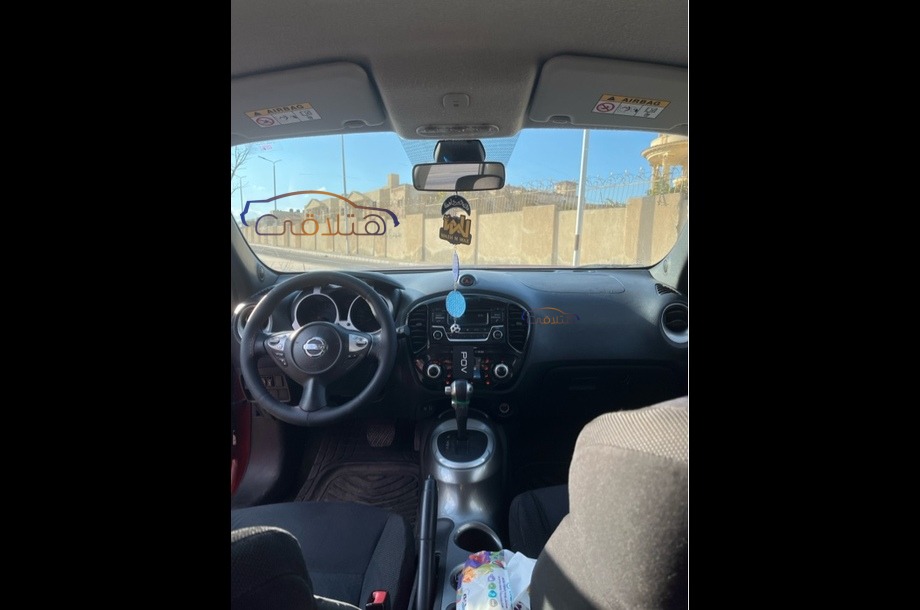Juke Nissan احمر غامق