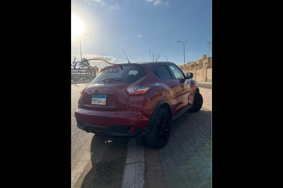 Juke Nissan احمر غامق