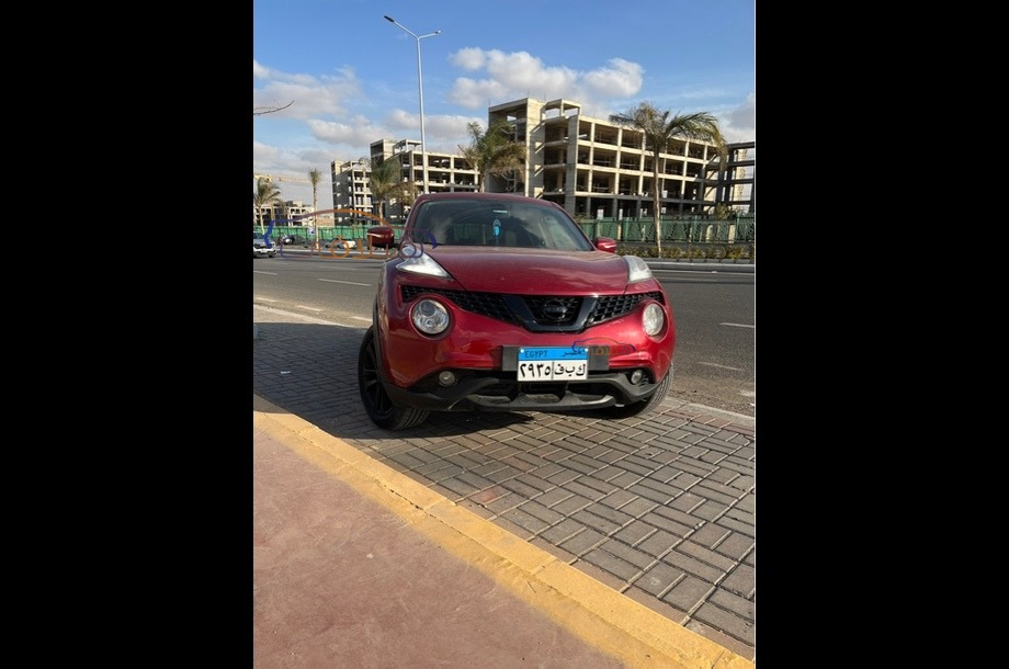 Juke Nissan احمر غامق