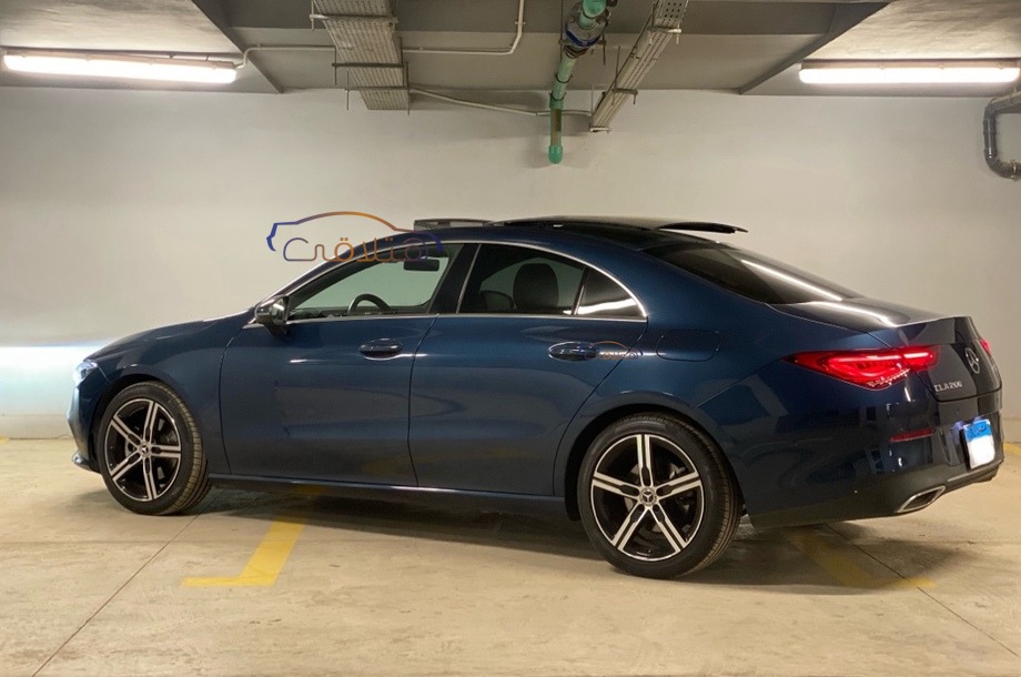 CLA 200 Mercedes الأزرق الداكن