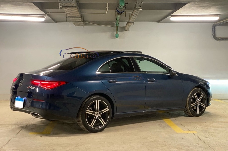 CLA 200 Mercedes الأزرق الداكن