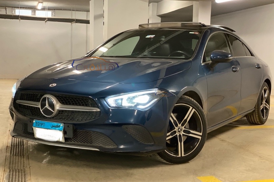 CLA 200 Mercedes الأزرق الداكن