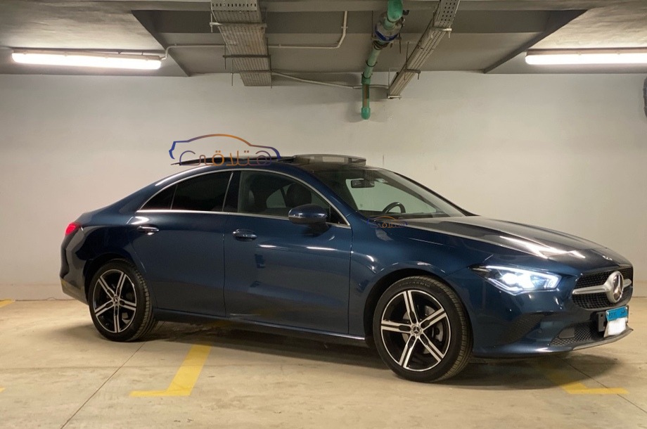 CLA 200 Mercedes الأزرق الداكن