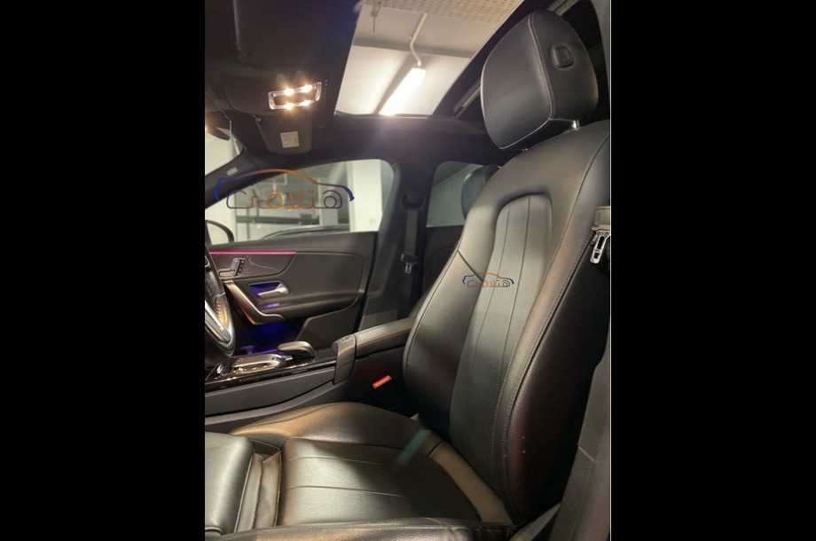 CLA 200 Mercedes الأزرق الداكن