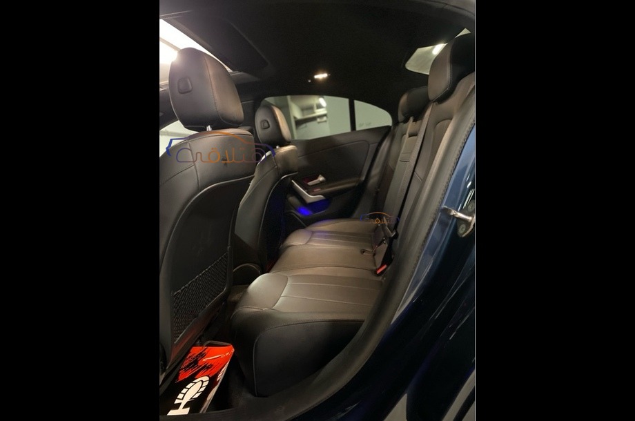 CLA 200 Mercedes الأزرق الداكن