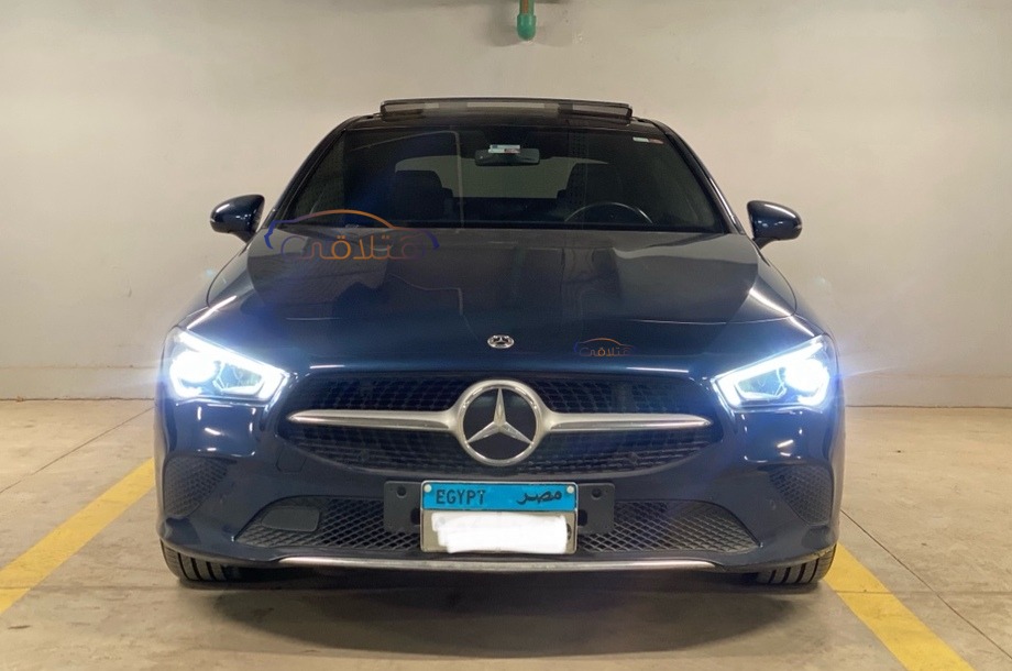 CLA 200 Mercedes الأزرق الداكن