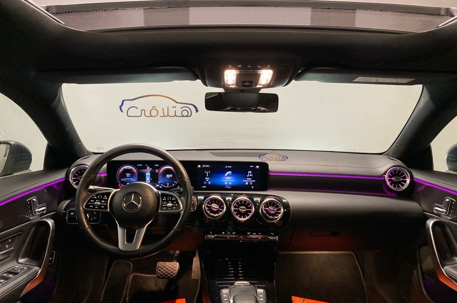 CLA 200 Mercedes الأزرق الداكن
