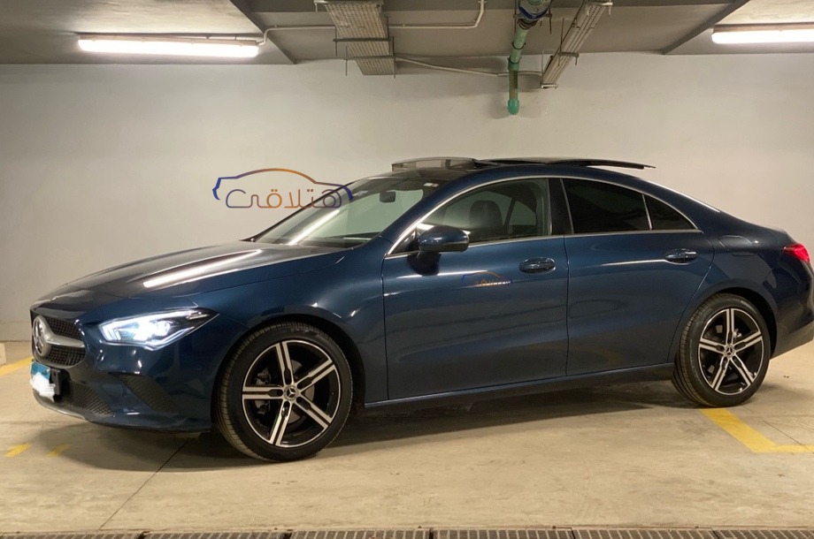 CLA 200 Mercedes الأزرق الداكن