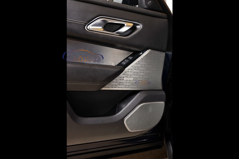 Velar Land Rover الأزرق الداكن