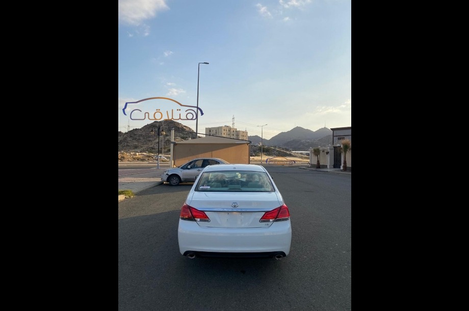 Avalon Toyota أبيض