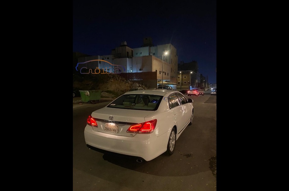 Avalon Toyota أبيض