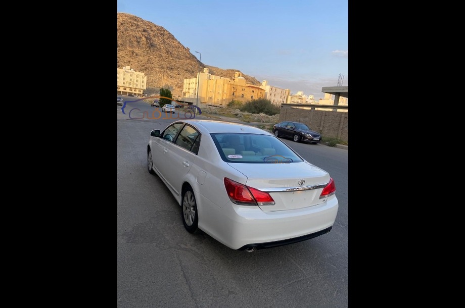 Avalon Toyota أبيض