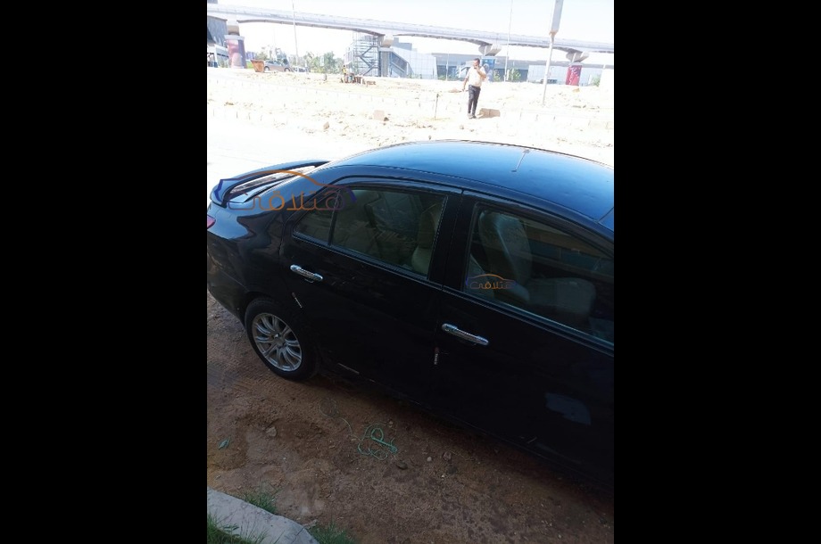 Yaris Toyota أسود