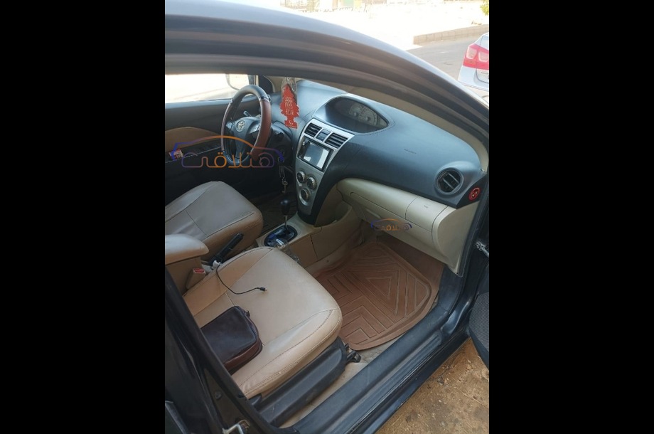 Yaris Toyota أسود