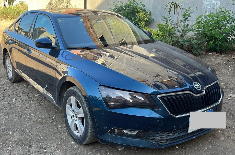 Superb Skoda اخضر غامق