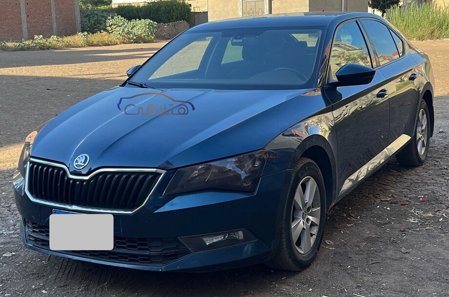 Superb Skoda اخضر غامق