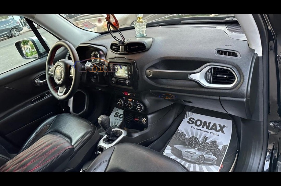 Renegade Jeep أسود