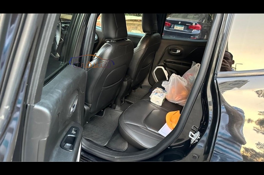 Renegade Jeep أسود