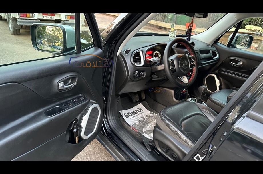 Renegade Jeep أسود